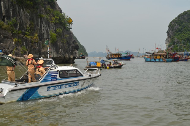 Hạ Long ra quân xử lý 'hung thần đại dương'  - Ảnh 1.