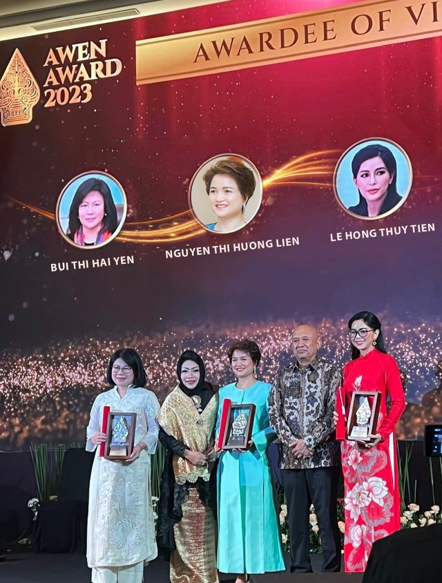 Bà Lê Hồng Thủy Tiên nhận giải Nữ doanh nhân ASEAN tại AWEN AWARD 2023 - Ảnh 1.