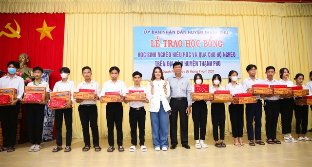Mỹ Tâm trao 100 suất học bổng và tặng quà cho các hoàn cảnh khó khăn - Ảnh 1. Mỹ Tâm trao 100 suất học bổng và tặng quà cho các hoàn cảnh khó khăn - Ảnh 1.
