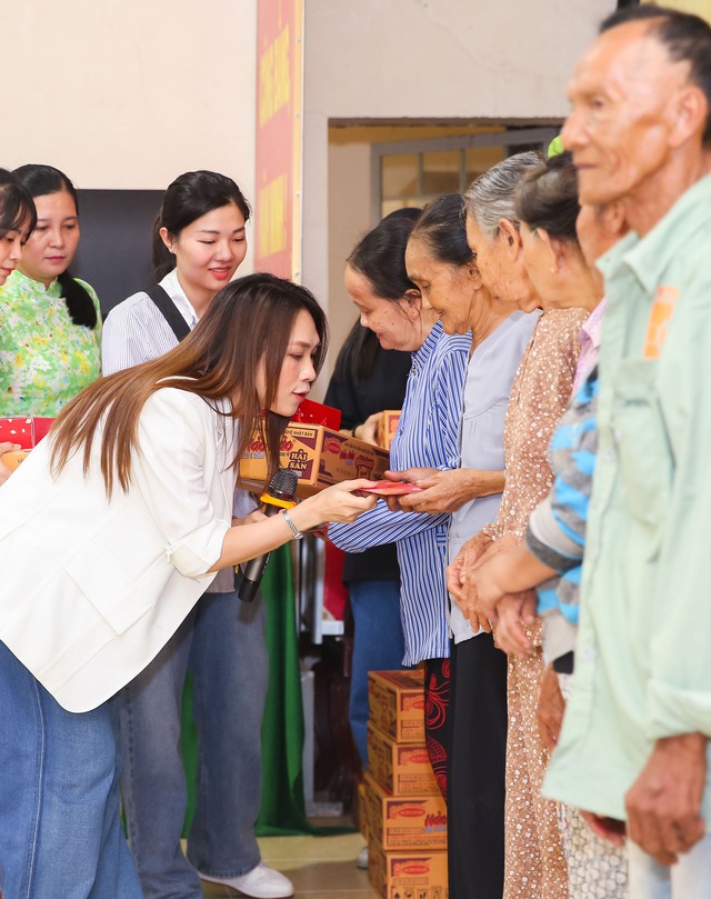 Mỹ Tâm trao 100 suất học bổng và tặng quà cho các hoàn cảnh khó khăn  - Ảnh 5.