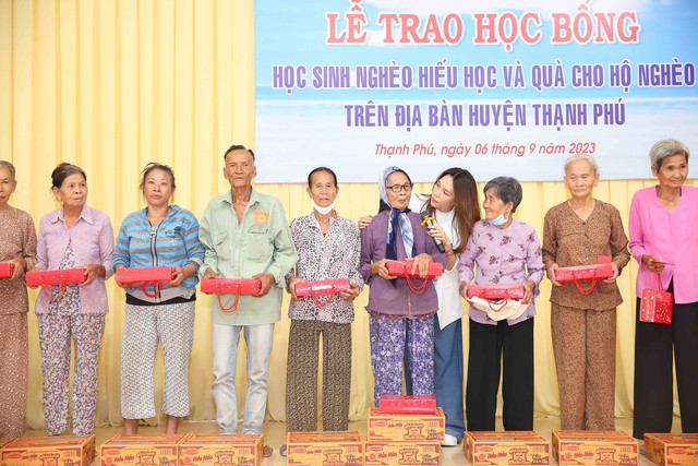 Mỹ Tâm trao 100 suất học bổng và tặng quà cho các hoàn cảnh khó khăn  - Ảnh 2.