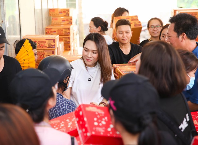 Mỹ Tâm trao 100 suất học bổng và tặng quà cho các hoàn cảnh khó khăn - Ảnh 6. Mỹ Tâm trao 100 suất học bổng và tặng quà cho các hoàn cảnh khó khăn - Ảnh 6.