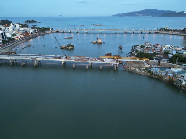 Ảnh: Trên công trình cầu Xóm Bóng, TP.Nha Trang chuẩn bị đưa vào hoạt động  - Ảnh 10.