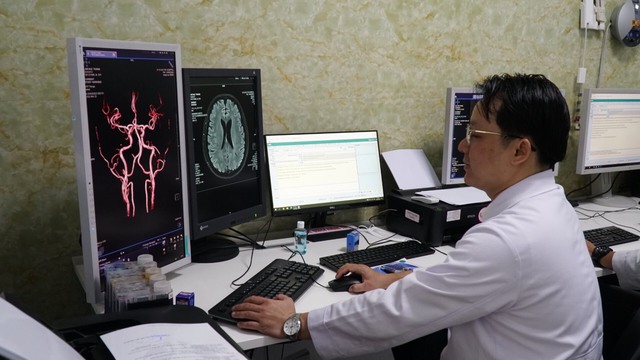 Đà Nẵng: Miễn phí chụp MRI, tầm soát đột quỵ cho 1.000 người dân miền Trung - Ảnh 1.