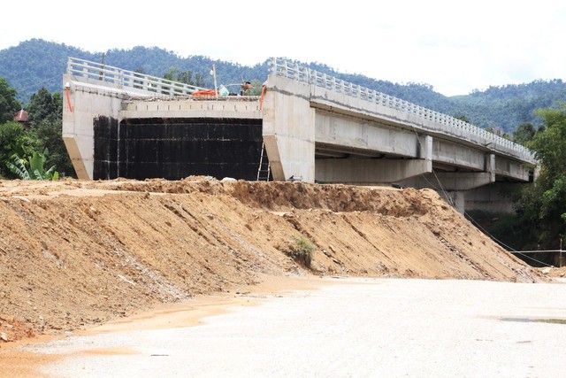 Dùng đất trái phép để đắp 2 cây cầu hàng chục tỉ đồng ở Quảng Nam - Ảnh 4.