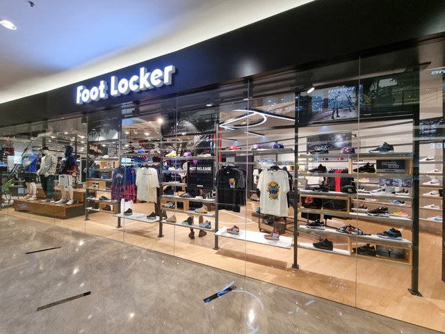 Mặt tiền rộng rãi của cửa hàng Foot Locker trong trung tâm thương mại tại Indonesia