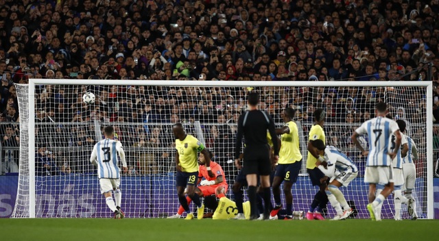 Messi ghi siêu phẩm đá phạt giúp đội tuyển Argentina đánh bại đội tuyển Ecuador - Ảnh 1.