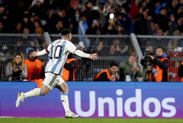 Messi ghi siêu phẩm đá phạt giúp đội tuyển Argentina đánh bại đội tuyển Ecuador - Ảnh 2.