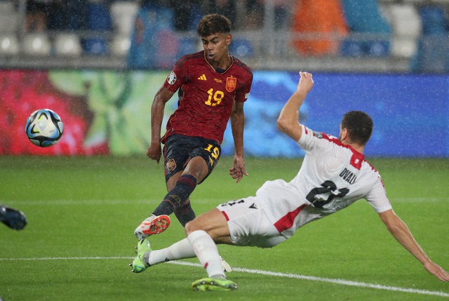 Cầu thủ 16 tuổi ghi bàn cho đội tuyển Tây Ban Nha ngay trận ra mắt - Ảnh 1.