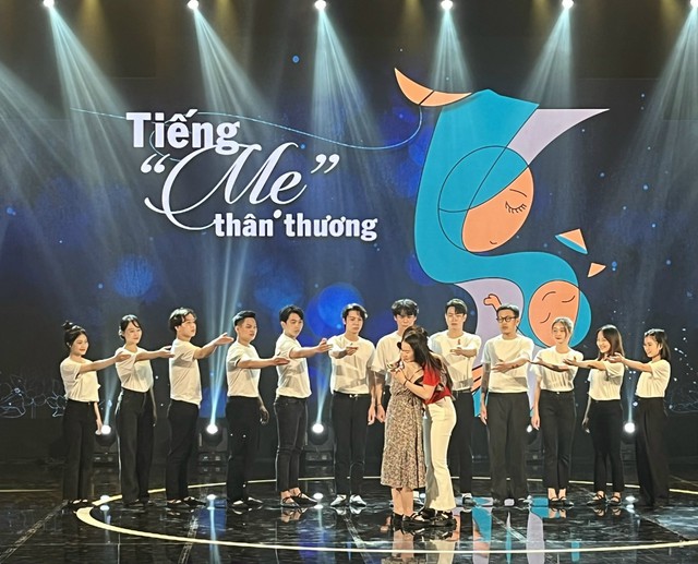 Khánh Linh hát trong đêm nghệ thuật tôn vinh tiếng Việt 'Tiếng mẹ thân thương' - Ảnh 4.