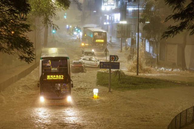 Đường thành sông, xe sụp hố ở Hồng Kông sau trận mưa lớn nhất 140 năm - Ảnh 4.