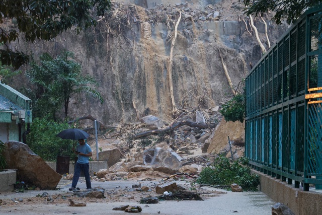 Đường thành sông, xe sụp hố ở Hồng Kông sau trận mưa lớn nhất 140 năm - Ảnh 7.
