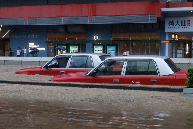 Đường thành sông, xe sụp hố ở Hồng Kông sau trận mưa lớn nhất 140 năm - Ảnh 1.