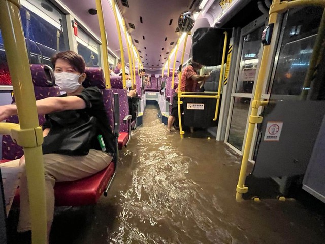 Đường thành sông, xe sụp hố ở Hồng Kông sau trận mưa lớn nhất 140 năm - Ảnh 9.