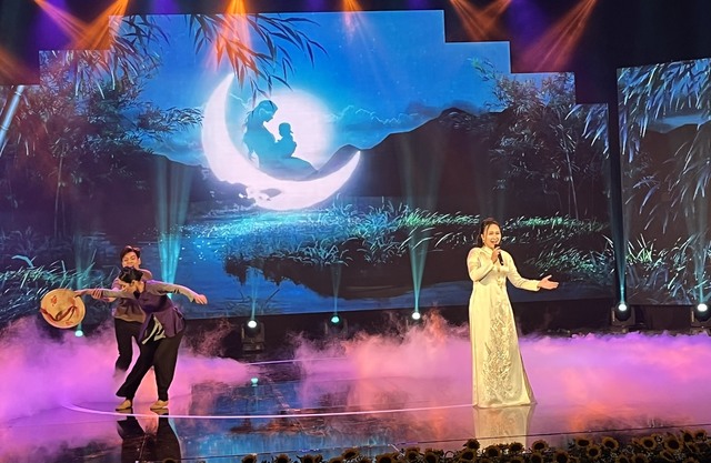 Khánh Linh hát trong đêm nghệ thuật tôn vinh tiếng Việt 'Tiếng mẹ thân thương' - Ảnh 1.