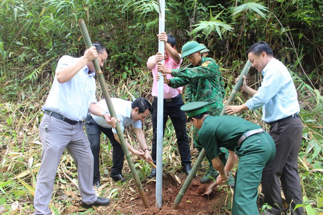 Bình Phước: Bàn giao công trình “ánh sáng biên cương” - Ảnh 2.