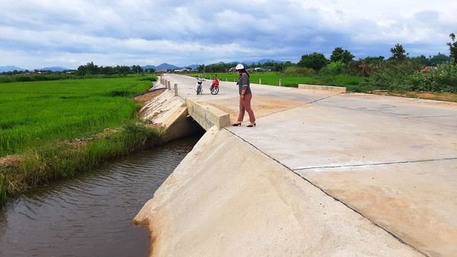 Từ đơn thư bạn đọc: Đường mới gây ngập úng khu dân cư - Ảnh 1.