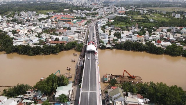 Dồn sức 'cứu' giao thông khu Nam TP.HCM  - Ảnh 1.