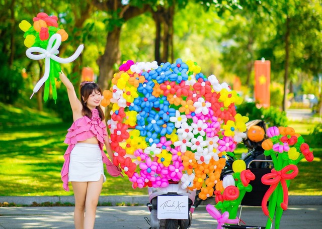 Dân mạng bắt trend 'sống ảo' với xe hoa bong bóng rực rỡ sắc màu - Ảnh 4.