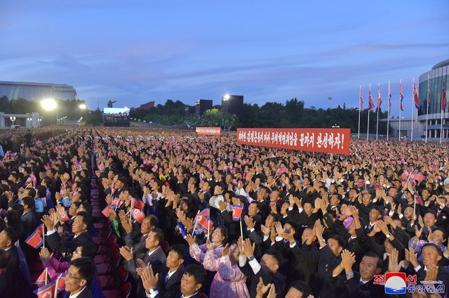 Ông Kim Jong-un cùng con gái dự lễ duyệt binh kỷ niệm Quốc khánh - Ảnh 2.