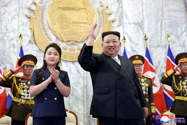Ông Kim Jong-un cùng con gái dự lễ duyệt binh kỷ niệm Quốc khánh - Ảnh 1.