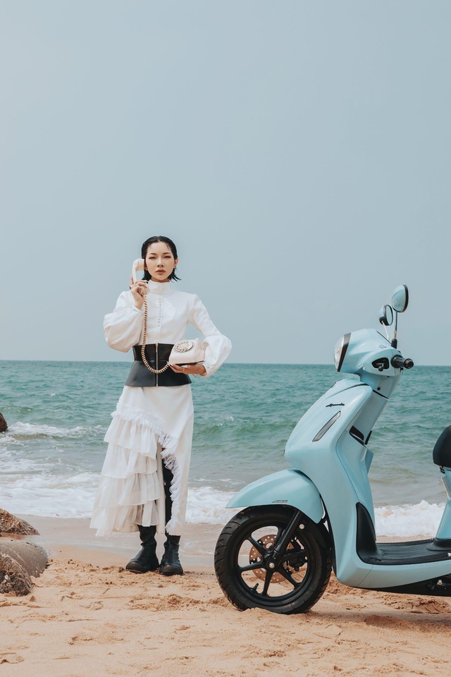 Outfit trắng mix cùng phụ kiện tối màu Outfit trắng mix cùng phụ kiện tối màu