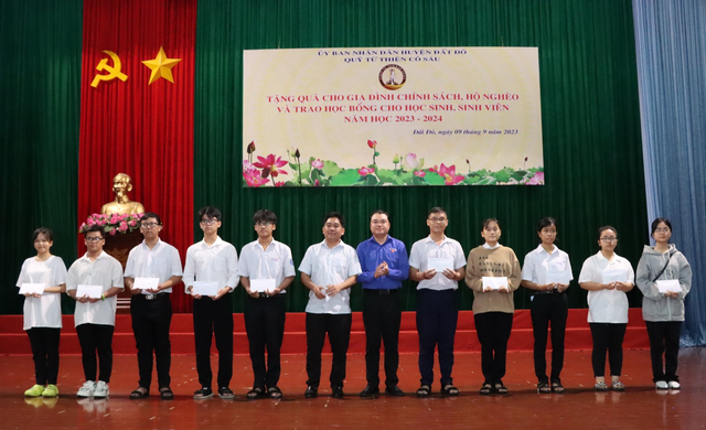 Quỹ từ thiện cô Sáu trao học bổng, quà cho học sinh, sinh viên, người nghèo   - Ảnh 1.