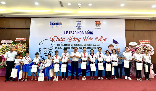 Trao 225 suất học bổng cho thanh thiếu nhi vượt kh&oacute; vươn l&ecirc;n trong học tập - Ảnh 2.