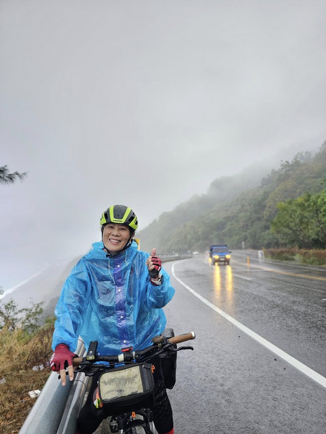 Nữ giám đốc 65 tuổi cùng 'tình yêu đạp xe' chinh phục đường đèo Đài Loan- Ảnh 1.