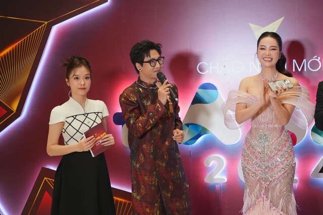 Huyền Lizzie và diễn viên Thanh Hương diện đầm nổi bật tại thảm đỏ VTV Awards 2023- Ảnh 7.