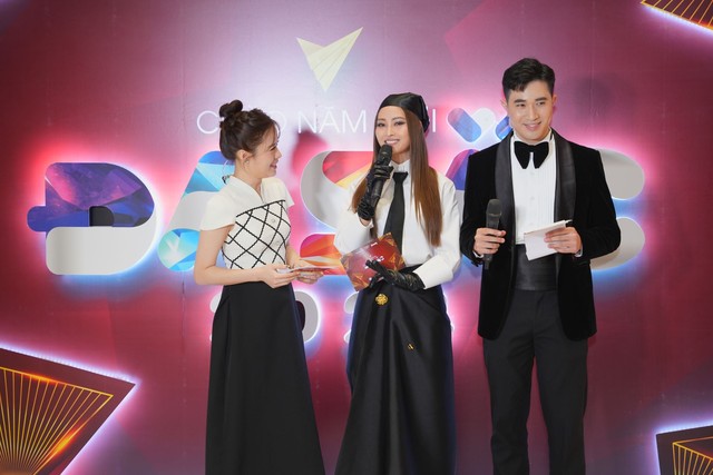 Huyền Lizzie và diễn viên Thanh Hương diện đầm nổi bật tại thảm đỏ VTV Awards 2023- Ảnh 3.