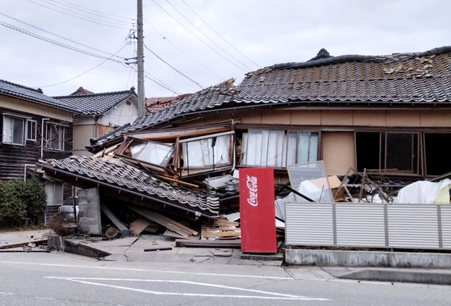 Nhà cửa sụp đổ vì động đất tại tỉnh Ishikawa (Nhật Bản) hôm 1.1Ảnh: Reuters