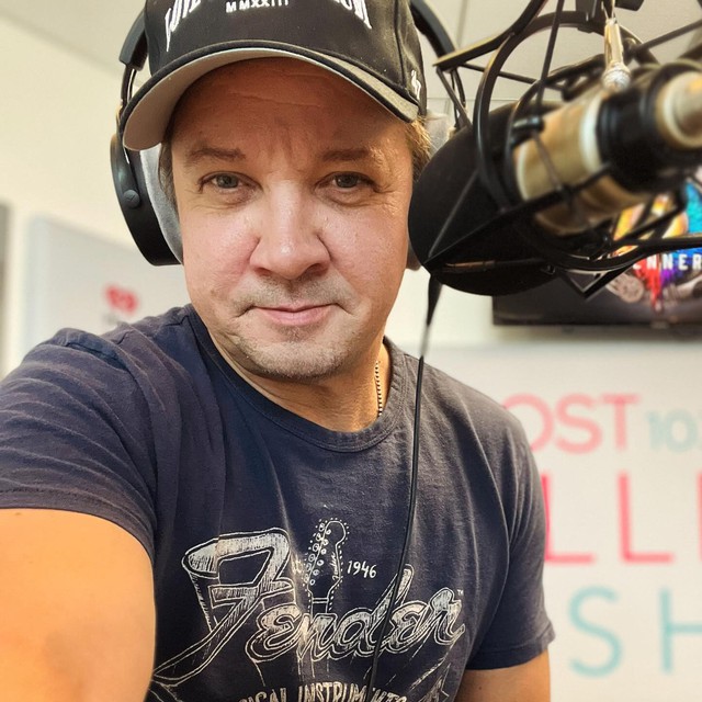 'Thần tiễn' Jeremy Renner 'hồi sinh' sau một năm gặp tai nạn kinh ho&agrave;ng- Ảnh 5.