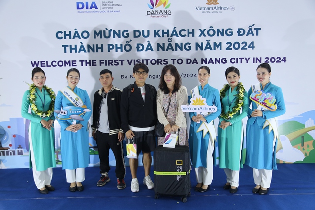 Du khách tấp nập xông đất Đà Nẵng dịp Tết Dương lịch 2024- Ảnh 1.