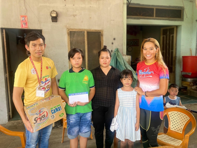 Chị Vũ Phương Thanh (bìa phải) trong chuyến thăm hỏi và tặng quà cho  các trẻ do Tân Hiệp Phát bảo trợ  dịp Tết trung thu 2023ẢNH: C.T.V