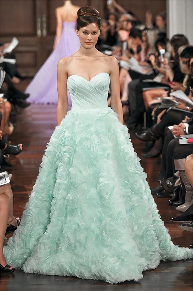 Say đắm với những mẫu váy cưới màu xanh được yêu thích nhất