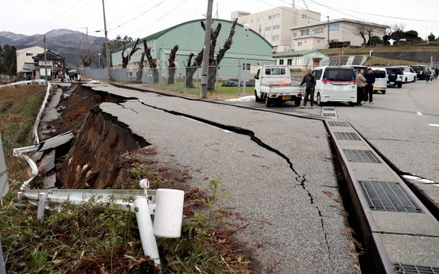 Thủ tướng Nhật Bản chỉ đạo khẩn cấp sau động đất, sóng thần ngày đầu năm- Ảnh 3.