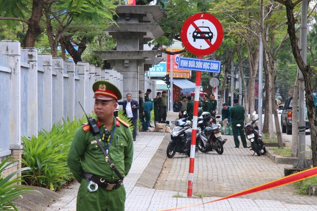 Đà Nẵng: Công an phong tỏa một trường THPT vì nghi chiếc hộp chứa vật gây nổ- Ảnh 1.