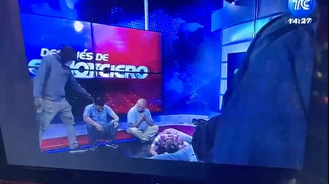 Băng nhóm vũ trang xông vào trường quay, bắt người trên sóng truyền hình Ecuador- Ảnh 1.
