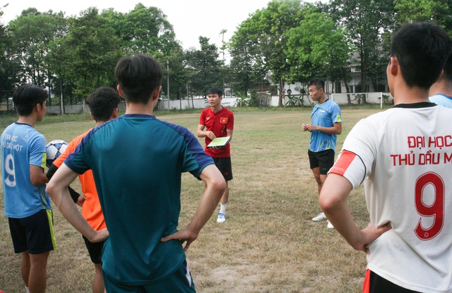 HLV Lê Văn Tèo đang trao đổi chiến thuật với toàn đội bóng Trường ĐH Thủ Dầu Một