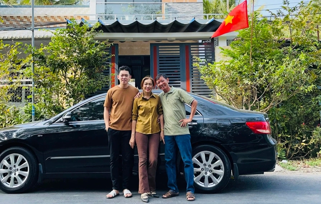 Huỳnh Như mua xe xịn tặng bố mẹ, gửi lời xúc động đến bậc sinh thành- Ảnh 1.