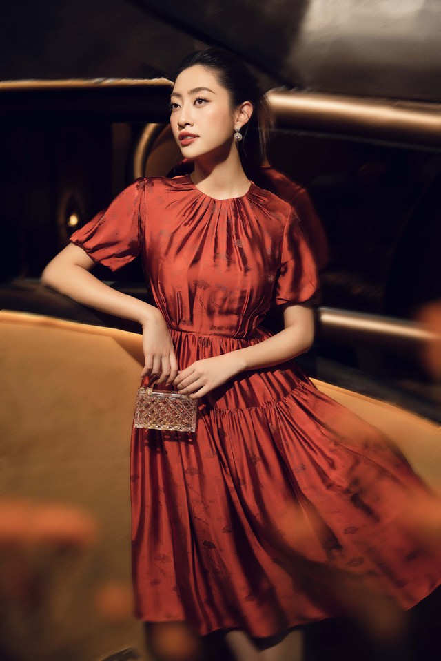 Hoa hậu Lương Thùy Linh gợi ý váy áo rực rỡ cho năm mới 2024- Ảnh 1.