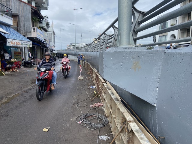 Nha Trang: Sẽ 'gọt' bớt mố trụ đèn tại nút giao Ngọc Hội gây nguy hiểm- Ảnh 1.