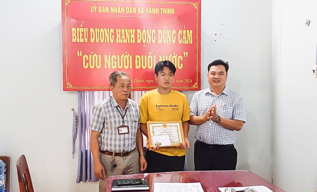 Khen thưởng học sinh lớp 10 dũng cảm cứu người bị ngã xuống kênh- Ảnh 1.