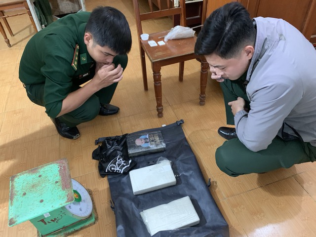 Người dân phát hiện gần 3 kg ma túy trên bờ biển Quảng Ngãi- Ảnh 1.