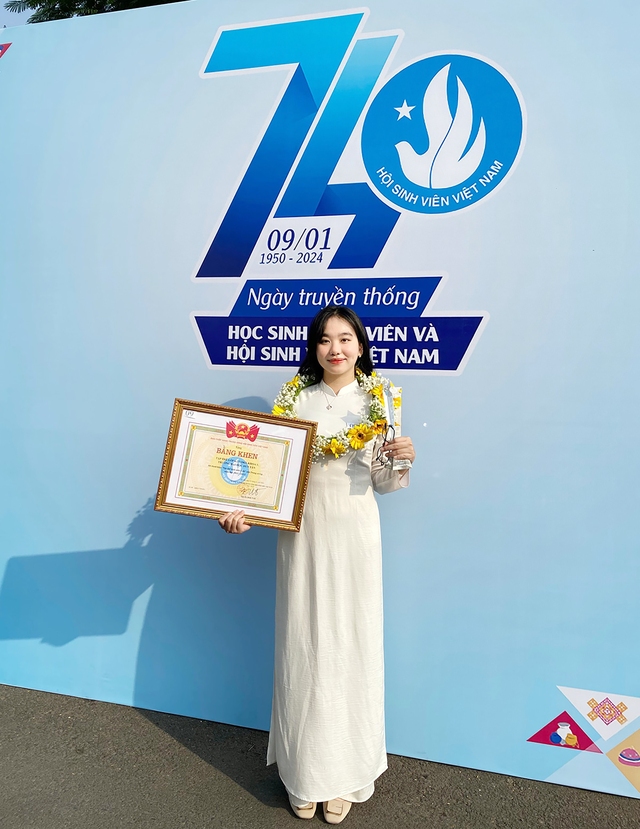 Trần Ngọc Thanh Đoan nhận danh hiệu &quot;Sinh viên 5 tốt&quot; 2023