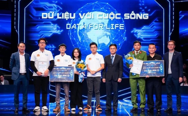 Nhóm KINO (áo trắng) nhận thưởng của BTC cuộc thi Digital Data for Life