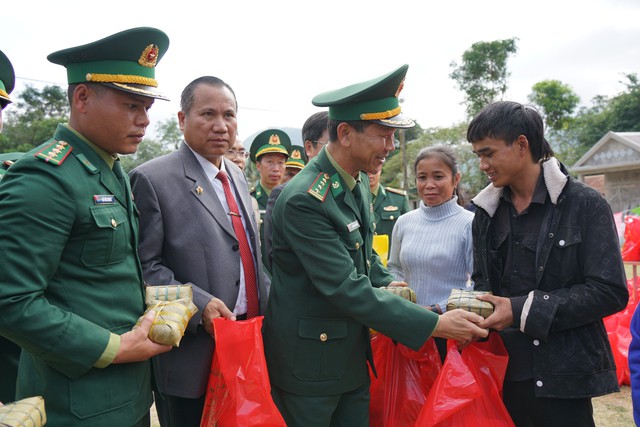 Xuân biên phòng thắm tình Việt - Lào- Ảnh 2.