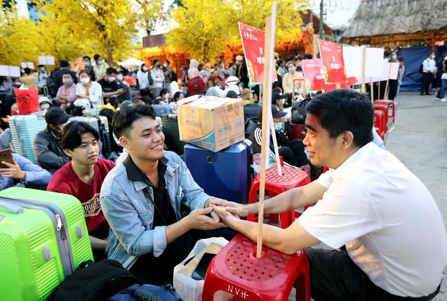 Nhà báo Lâm Hiếu Dũng (Phó Tổng biên tập Báo Thanh Niên) chia sẻ cùng người lao động trước giờ chuyến xe mùa xuân khởi hành