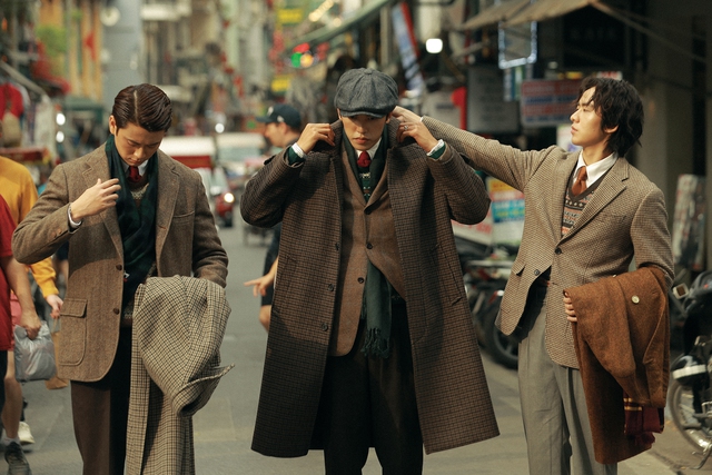 Hà Nội trở lạnh, các nam thanh niên diện suit xuống phố khoe phong cách thời trang- Ảnh 2.